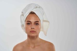 vrouw met handdoek Aan hoofd schoon huid bedenken hygiëne foto