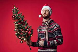 Mens in nieuw jaar kleren Kerstmis boom emoties vakantie decoratie foto