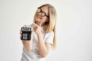 vrolijk vrouw rekenmachine in hand- en bitcoin mijnbouw technologieën foto