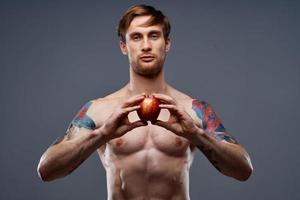 atletisch jong Mens met gespierd spieren en buikspieren naakt torso appel Gezondheid foto