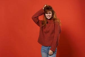 aantrekkelijk vrouw in rood trui poseren levensstijl pret foto