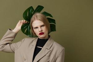 glamoureus vrouw groen palm blad jas helder bedenken levensstijl poseren foto