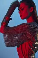 foto mooi vrouw aantrekkingskracht poseren rood licht metaal schild Aan hand- geïsoleerd achtergrond