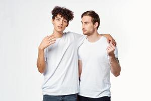 twee mannen zijn staand De volgende naar schoon t-shirts emoties foto