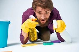 Mens wasmiddel verdieping schoonmaak professioneel huiswerk onderhoud foto
