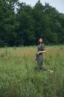 vrouw portret Aan natuur in groen jumpsuit wandelen foto