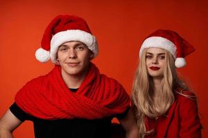 Mens en vrouw in de kerstman hoeden pret nieuw jaar vakantie geïsoleerd achtergrond foto