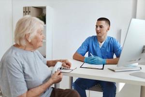 een ouderen vrouw is onderzocht door een dokter diagnostiek foto