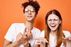 grappig Mens en vrouw in t-shirts vreugde van communicatie mode stijl foto