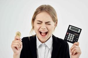 vrouw financier rekenmachine cryptogeld bitcoin internet technologie foto