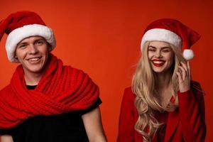 familie in nieuw jaar kleren Kerstmis vakantie rood achtergrond foto