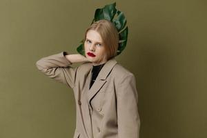 glamoureus vrouw rood lippen palm blad charme mode geïsoleerd achtergrond foto
