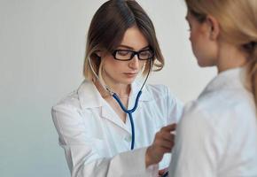 vrouw professioneel dokter met bril stethoscoop geduldig Gezondheid foto