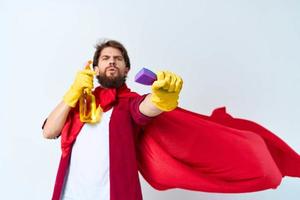 Mens met wasmiddel rood regenjas professioneel werk foto