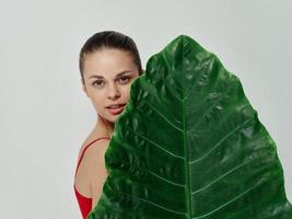 vrouw Holding palm blad charme bijgesneden visie studio foto