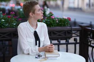 vrouw in een zomer cafe lezing wandelen in de vers lucht onderwijs foto