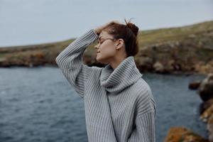 mooi vrouw vrijheid wandelen Aan de steen kust ontspanning concept foto