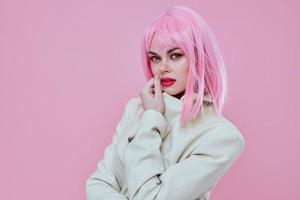 positief jong vrouw roze haar- poseren studio model- ongewijzigd foto