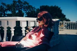 portret van een jong mooi vrouw roze haar- zonnebril vrije tijd luxe wijnoogst zonnig dag foto