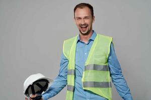 Mens reflecterende hesje bescherming werken beroep licht achtergrond foto