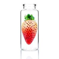 zelfgemaakte huidverzorging met verse aardbeien in een glazen fles geïsoleerd op een witte achtergrond foto