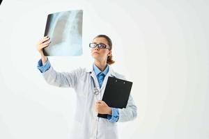 vrouw dokter in wit jas röntgenstraal professioneel Onderzoek foto