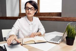 vrouw in kostuum in voorkant van laptop secretaris uitvoerend studio levensstijl foto