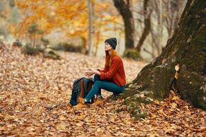 vrouw wandelaar herfst Woud bladeren natuur vers lucht foto