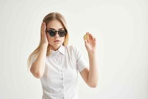 zakenvrouw zonnebril bitcoin cryptogeld in handen geïsoleerd achtergrond foto