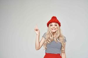 mooi vrouw in een gestreept t-shirt rood hoed bijgesneden visie aantrekkingskracht foto