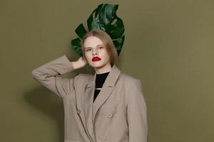 modieus vrouw rood lippen palm blad charme mode levensstijl poseren foto