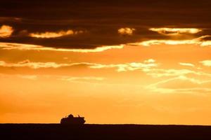 kleurrijk lucht Bij zonsondergang foto