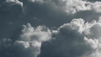 dramatisch regenwolken lit met helder zon, wolken in grijs lucht foto