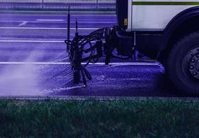 machines wast de asfaltweg van de stad foto