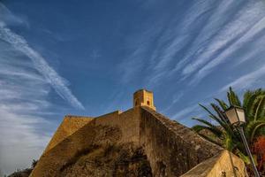 kasteel van heilige Barbara in Alicante Spanje tegen blauw lucht mijlpaal foto