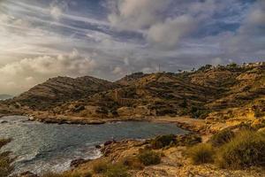 landschap van de kust van Alicante Spanje Aan een warm zonnig herfst dag foto