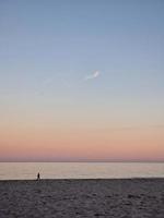 kust landschap vrede en stil Aan een zonnig warm dag met een wandelen Mens minimalisme foto
