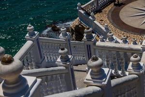 wit gezichtspunt in de oud stad- van benidorm Spanje tegen de blauw zee Aan een zomer dag foto