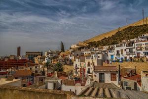 l historisch oud kleurrijk huizen barrio de kerstman cruz Alicante Spanje Aan een zonnig dag foto