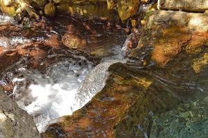 een natuurlijk wild landschap in de Turks bergen met een interessant waterval en de sapadere Ravijn foto