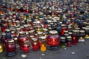kleurrijk brandend kaarsen reeks in de begraafplaats Aan de dag van allemaal heiligen Bij de haagbeuken van de dood foto