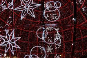 groot gloeiend rood snuisterij Kerstmis decoratie in alicante, Spanje Bij nacht achtergrond detailopname foto