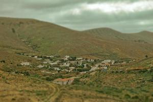 leeg mysterieus bergachtig landschap van de centrum van de kanarie eiland Spaans Fuerteventura met een bewolkt lucht foto