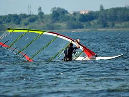 het windsurfen Aan de baai van pucka Aan de Baltisch zee foto