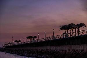 l zonsondergang landschap van Alicante Spanje met pier foto