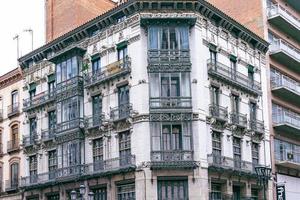 interessant herenhuis met origineel ramen in de Spaans stad van zaragoza in de oud stad- foto