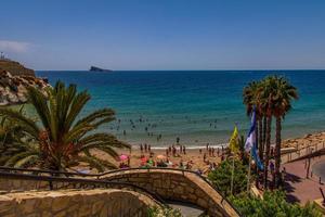 landschap strand in benidorm Spanje Aan een warm zomer vakantie dag foto