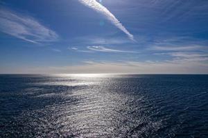 zee landschap Aan een zonnig dag met blauw lucht en water en een het zeilen schip foto