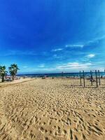 kust landschap met een strand in de Spaans stad van Alicante Aan een warm zonnig dag foto
