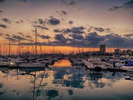 zonsondergang in de haven van alicante, Spanje met jachten foto